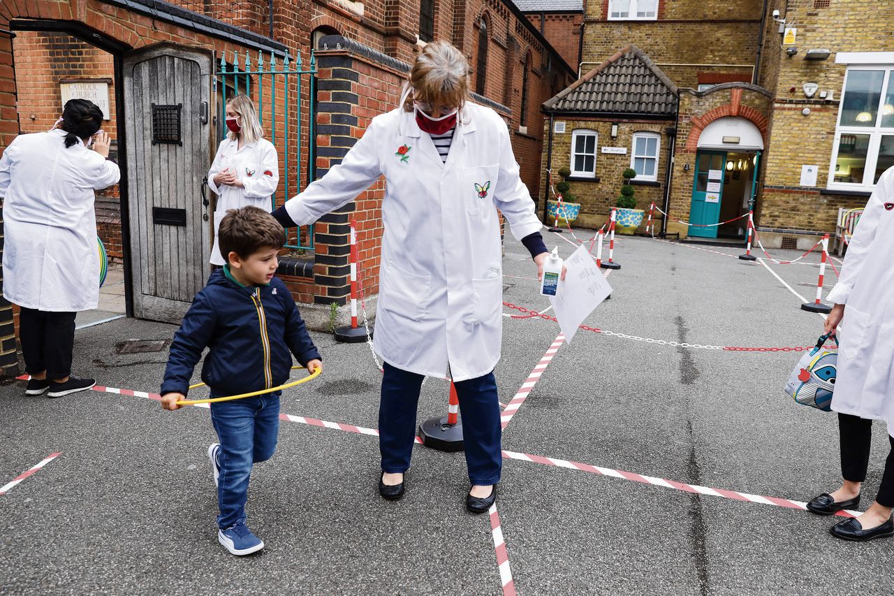 Boven: een leerling arriveert op school in Battersea, Londen. Onder: schoonmaakwerk op Regent Street in Londen.
