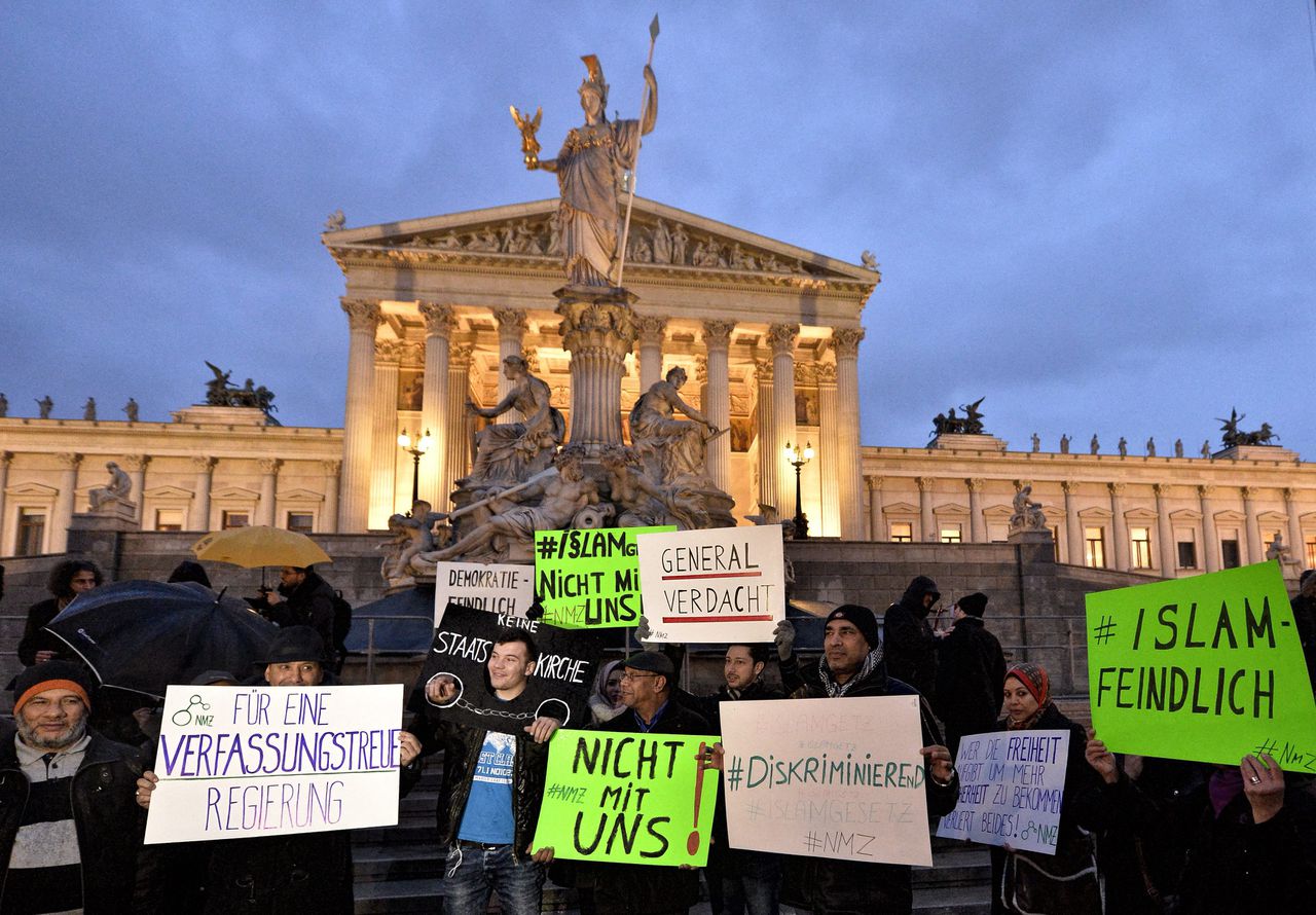 Demonstranten tegen de nieuwe wet protesteren voor het parlementsgebouw in Wenen.