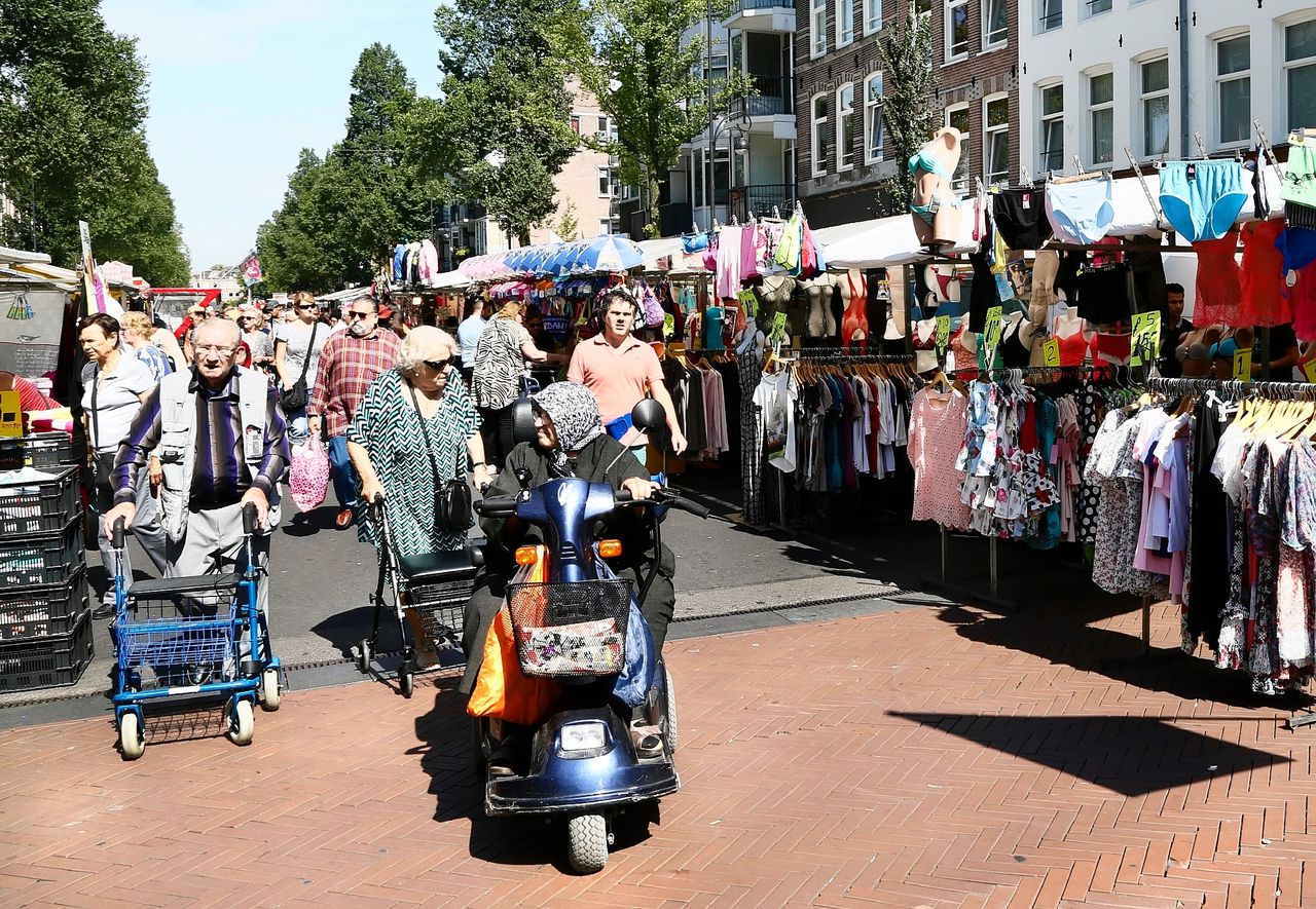 Bestaande markten zoals de Dappermarkt in Amsterdam worden bedreigd door nieuwe markten zoals de Foodhallen (Amsterdam) en de Markthal (Rotterdam).