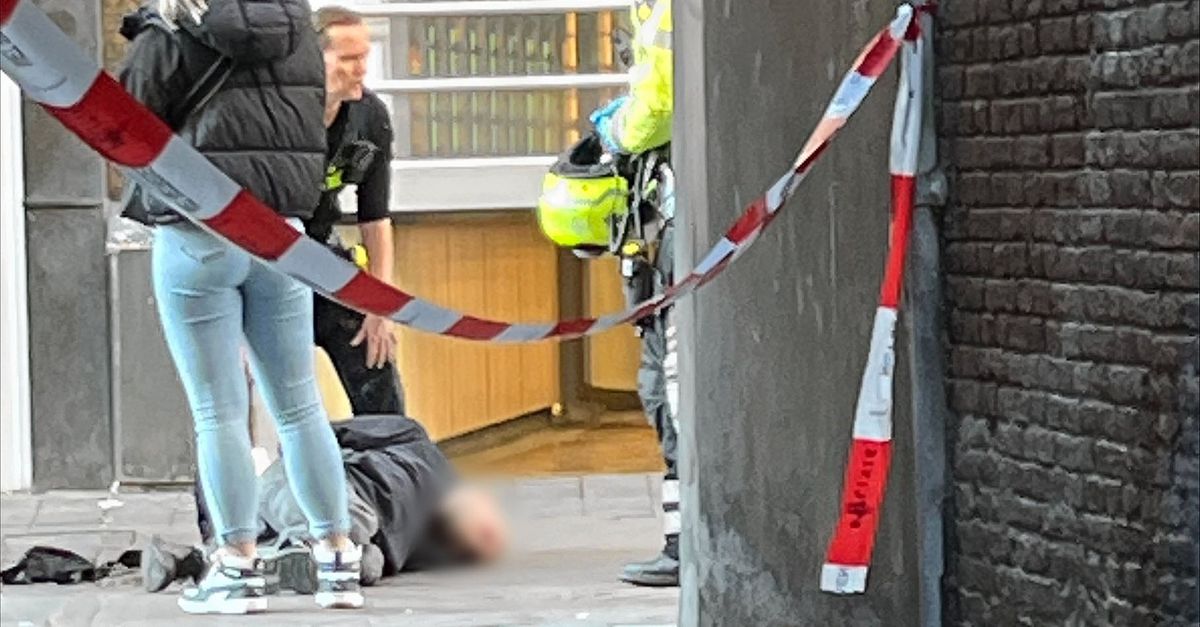 Beelden van arrestatie, verdachte met verwonding naar het ziekenhuis