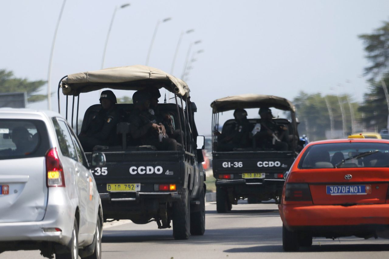 Veiligheidstroepen onderweg naar Grand-Bassam.