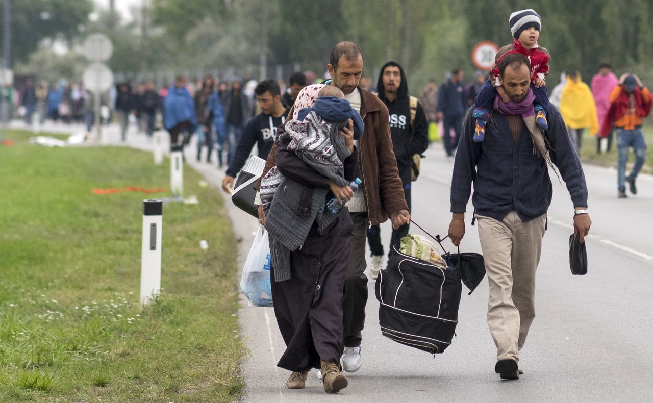 Migranten zijn de grens van Hongarije naar Oostenrijk overgestoken in de buurt van Nickelsdorf. De afgelopen dagen staken hier dagelijks zo'n achtduizend migranten de grens over.