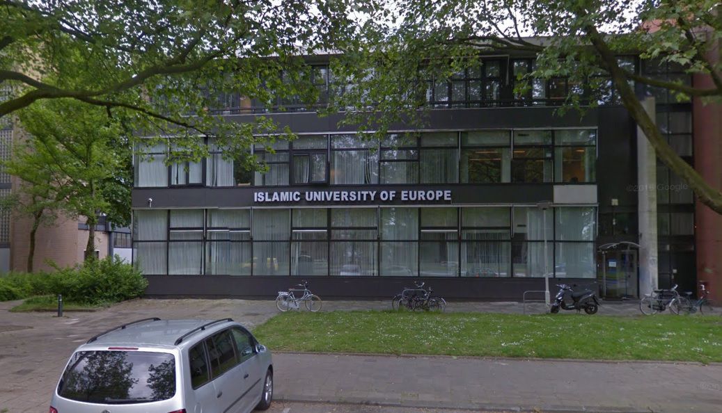 Het pand van de failliete hogeschool in Rotterdam op een foto uit mei 2016. De oude naam van de instelling staat nog op de gevel.