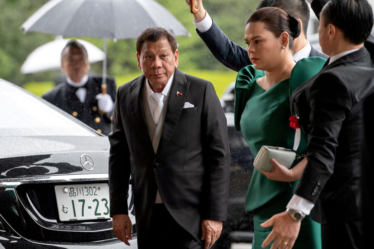 De president van de Filippijnen, Rodrigo Duterte, met rechts van hem zijn dochter Sara Duterte-Carpio.