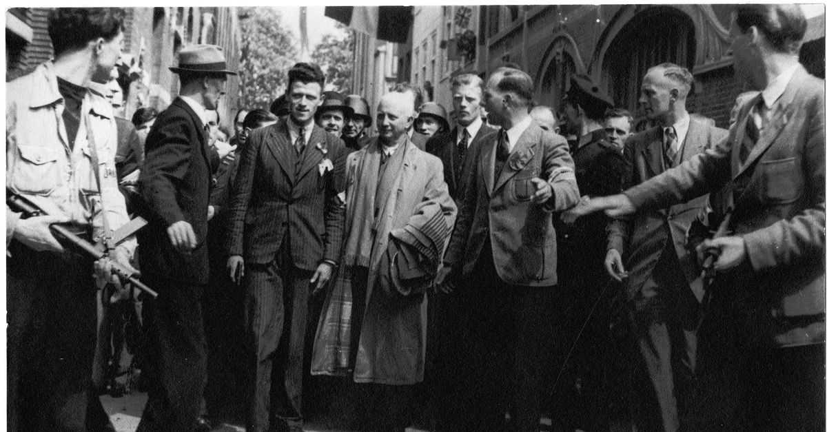 Talloze fanatieke ‘Jodenjagers' mochten in 1945 hun positie bij de politie behouden, terwijl de overheid slachtoffers die terugkeerden uit de concentratiekampen maande tot het betalen van achterstallige belasting – opgelopen tijdens hun afwezigheid. .