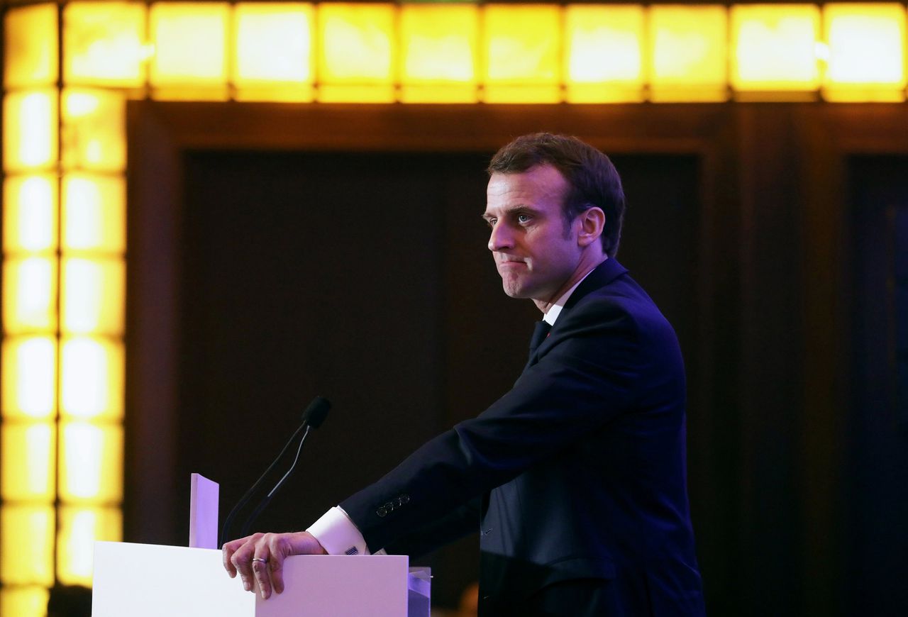 De Franse president Emmanuel Macron tijdens het diner van de CCAF.