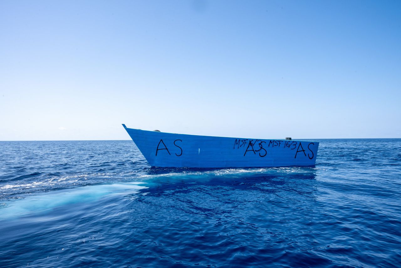 Een houten boot die door meer dan 120 vluchtelingen is gebruikt om de Middellandse Zee over te steken vanuit Libië.