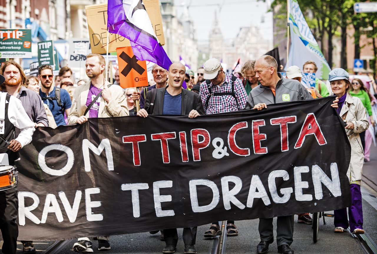 Een manifestatie tegen TTIP en CETA in Amsterdam afgelopen juni.