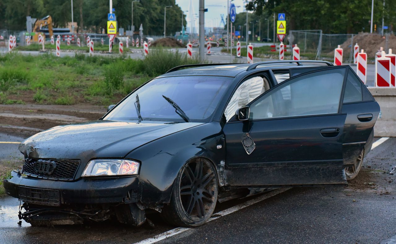 Een gecrashte Audi in Utrecht. De auto was gebruikt bij een andere plofkraak in het Duitse Wesel. De achtervolging die hierop volgde eindigde met een crash.