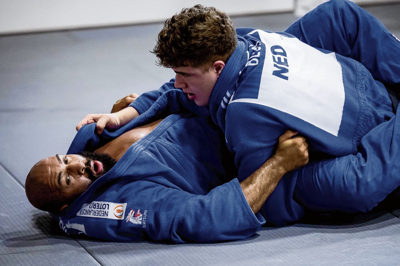 Zwaargewicht Roy Meyer (links) tijdens een training op Papendal. De judoka is op weg naar de Spelen van Parijs in 2024 verlost van zijn rivaal Henk Grol.