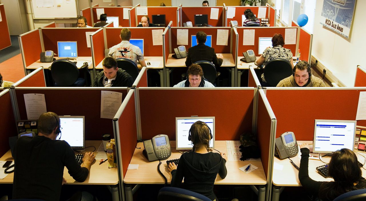 Een callcenter in Zoetermeer. De Klantenservice Federatie vreest voor tien tot twintigduizend banen.