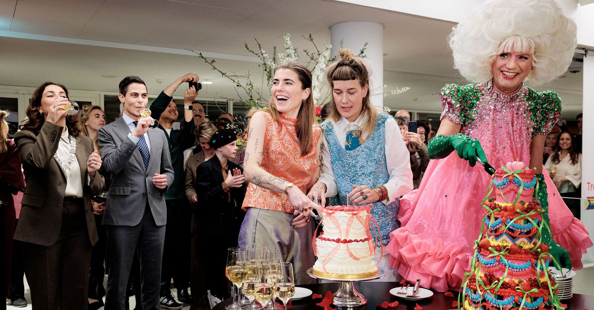 Burgemeester Halsema trouwt drie stellen van hetzelfde geslacht bij 25-jarig jubileum