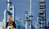 Een Iraanse bezoekt het internationale olie- en gascongres in Teheran. Iraanse olie is in de ban door Amerikaanse sancties.