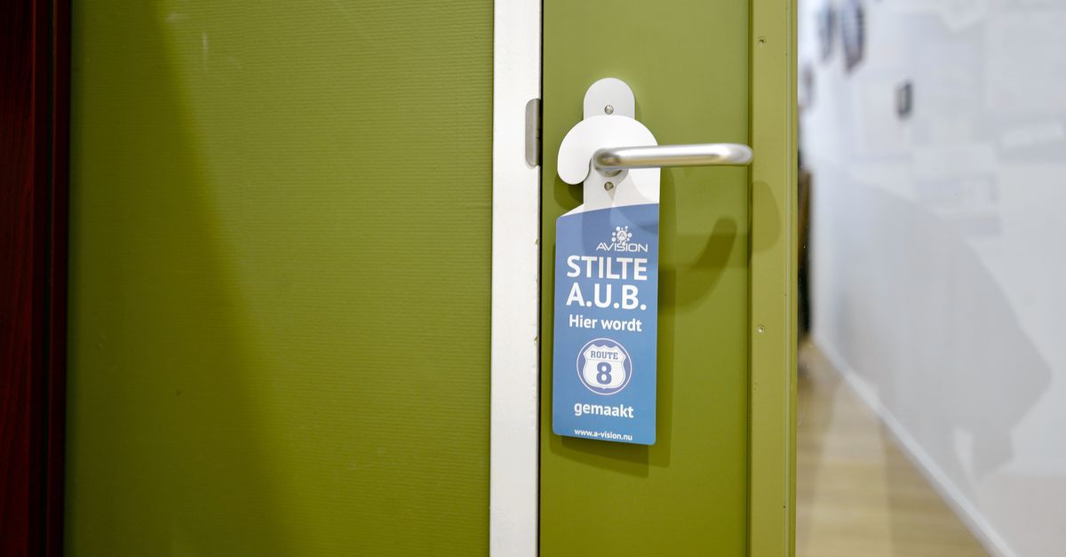 Van ‘een kopje koffie’ tot ‘aan de drank’… het aantal vaste woordcombinaties in de Nederlandse taal is explosief gestegen