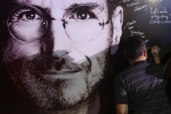A man signs his name on a sympathy board set up for 'Steve Jobs Day ' in Manila October 14, 2011. Jobs, counted among the greatest American CEOs of his generation, died on October 5, 2011 at the age of 56, after a years-long and highly public battle with cancer and other health issues. REUTERS/Romeo Ranoco (PHILIPPINES - Tags: OBITUARY BUSINESS)