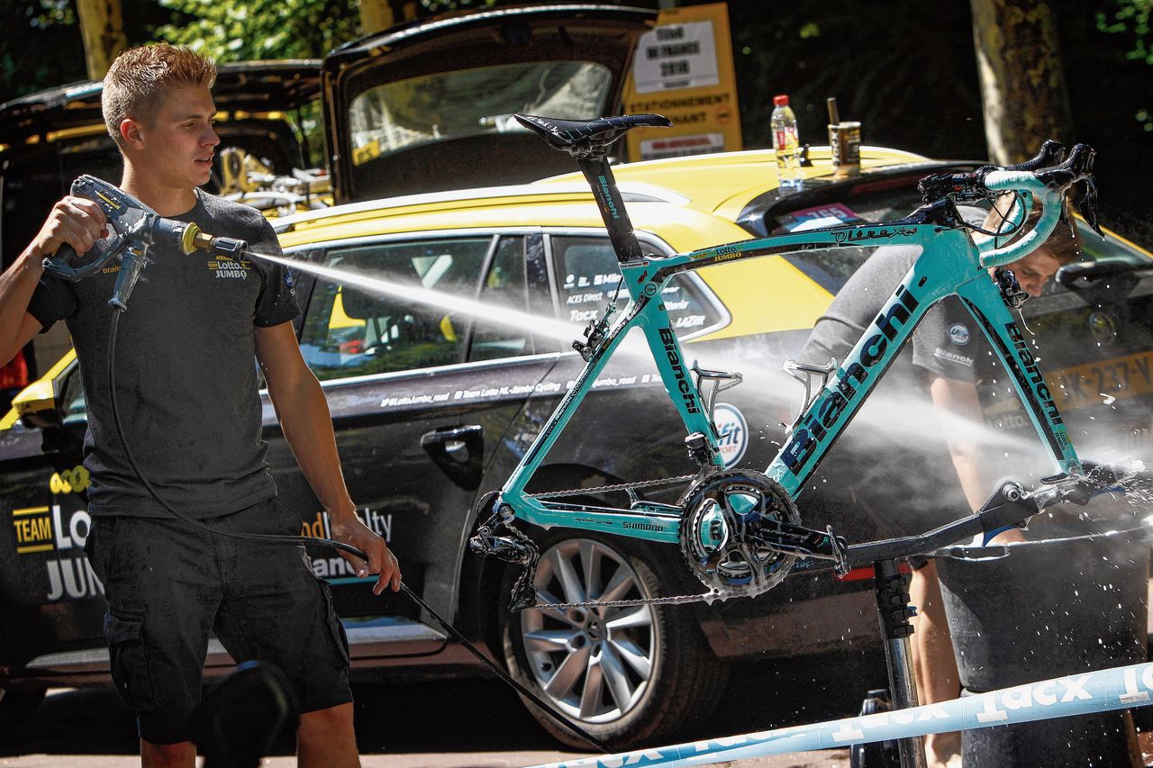 ‘Hoteldienst’ voor mecanicien Dirk Janssen op de rustdag in de Tour: alle fietsen en ploegleiderwagens wassen.