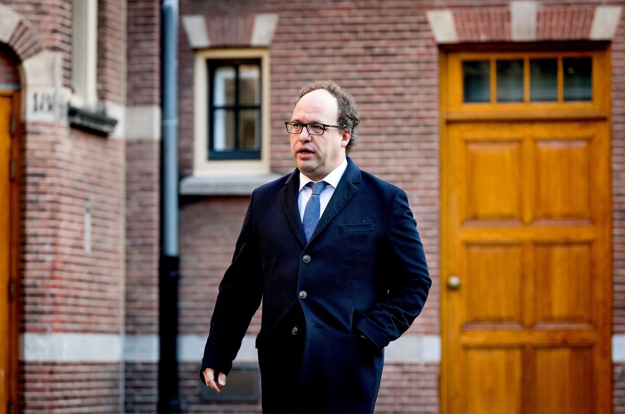 Minister Koolmees arriveert op het Binnenhof voor de wekelijkse ministerraad. Het kabinet stond onder toenemende druk van vakbonden en oppositiepartijen om de regels rond pensioenverlagingen te versoepelen.