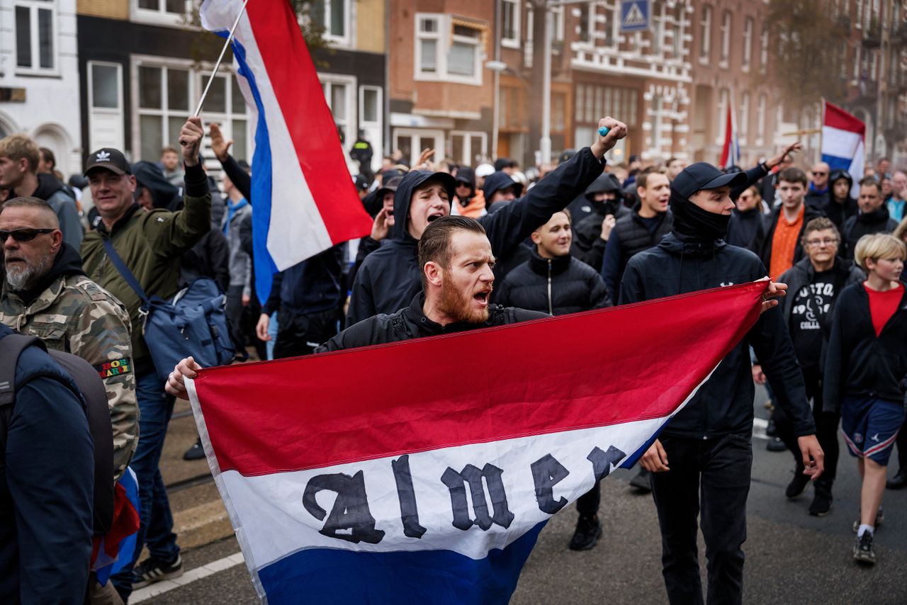 Enkele tientallen relschoppers trekken door Amsterdam na afloop anti-immigratieprotest