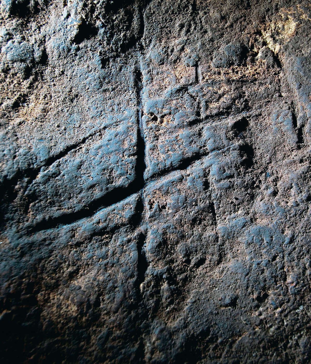 Een afbeelding van de gravure in de rotsbodem bij Gibraltar, het eerste ‘bewijs’ van Neanderthalerkunst. Foto stewart finlayson