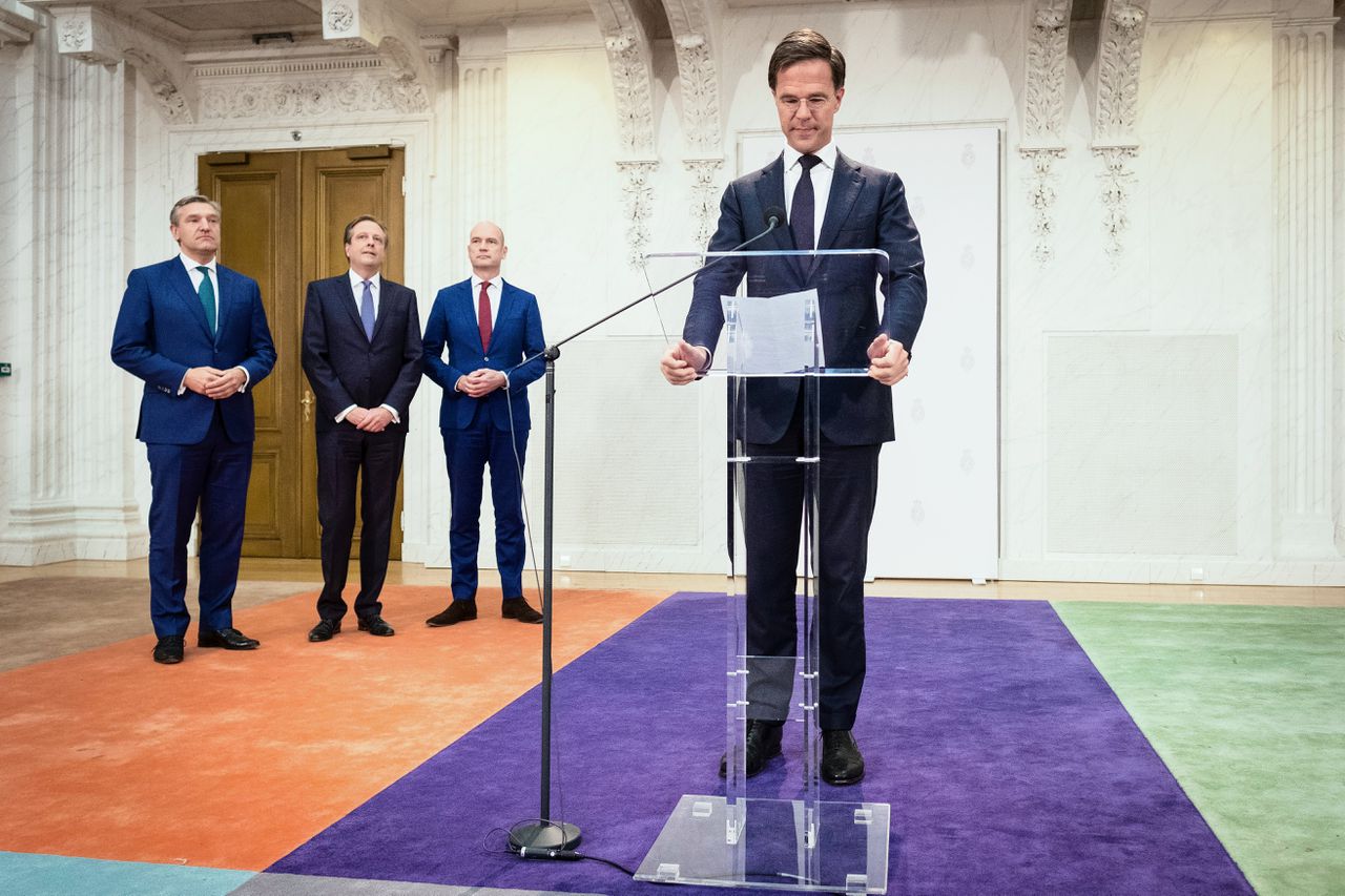 VVD-leider Mark Rutte, met achter hem mede-onderhandelaars Buma, Pechtold en Segers, tijdens de presentatie van het regeerakkoord.