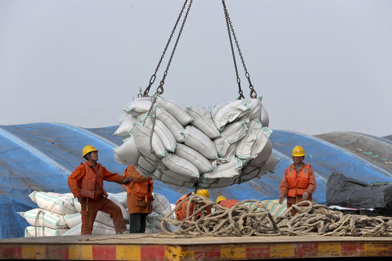 Havenarbeiders laden Amerikaanse sojabonen in de Chinese havenstad Nantong op 22 maart. Amerikaanse sojabonen worden mogelijk het doelwit van Chinese vergeldingsmaatregelen na de aankondiging op dinsdag van nieuwe Amerikaanse importheffingen op 1300 producten uit China.