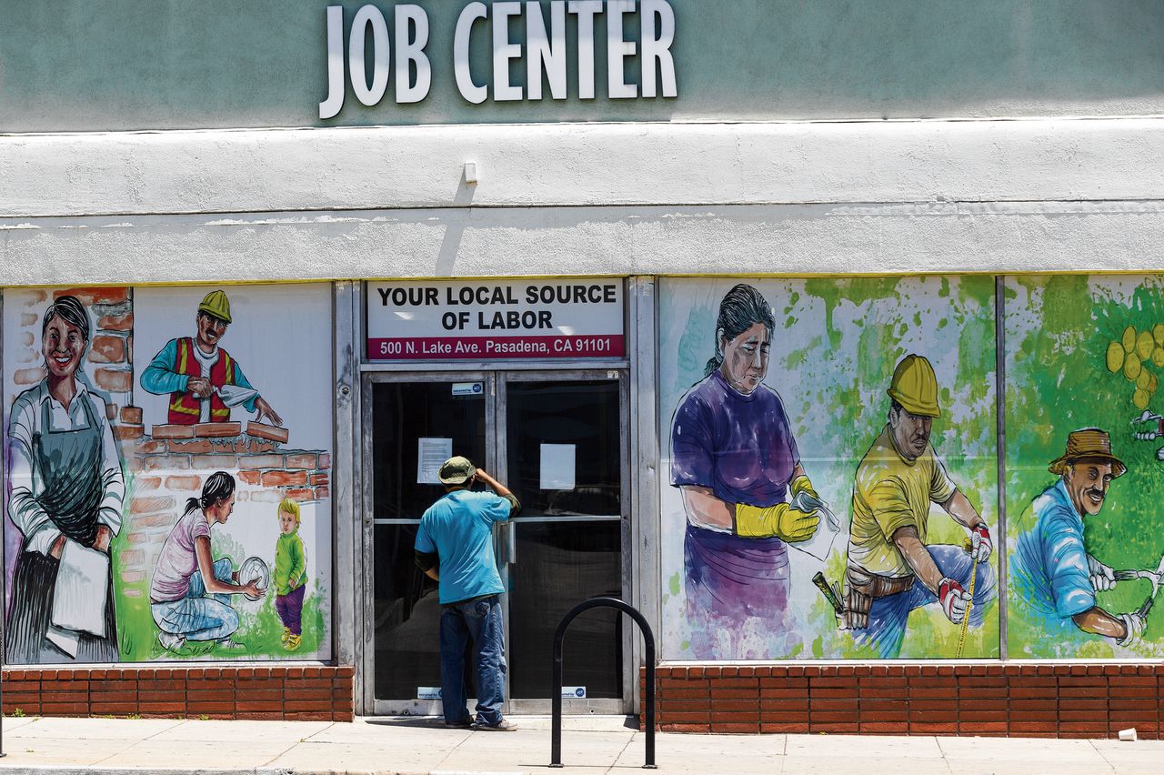 Een arbeidsbureau in het Amerikaanse Pasadena (Californië) in mei. Volgens de OESO zijn lage inkomensgroepen extra hard getroffen door de coronacrisis.