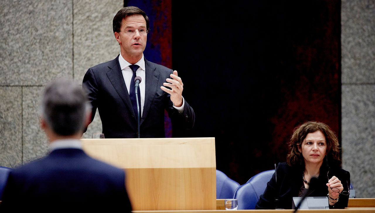 Premier Rutte en minister Schippers vannacht tijdens het debat over de ontstane crisis.