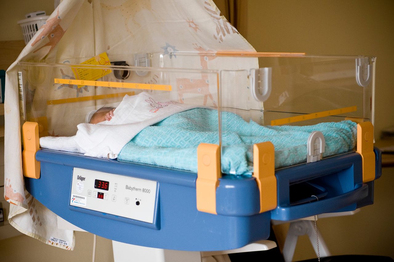 Een couveuse in een Nederlands ziekenhuis. In maart waren meer sterfgevallen in Nederland dan dat er mensen geboren werden.