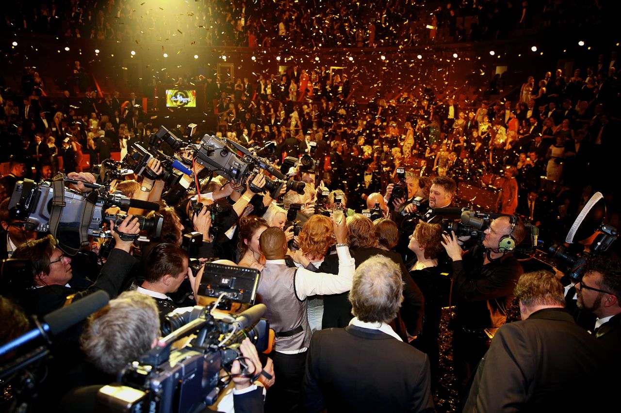 Pers staat rond de cast van Flikken Maastricht (TROS) opgesteld nadat zij de Gouden Televizier-Ring 2014 hebben gewonnen voor beste tv-programma.