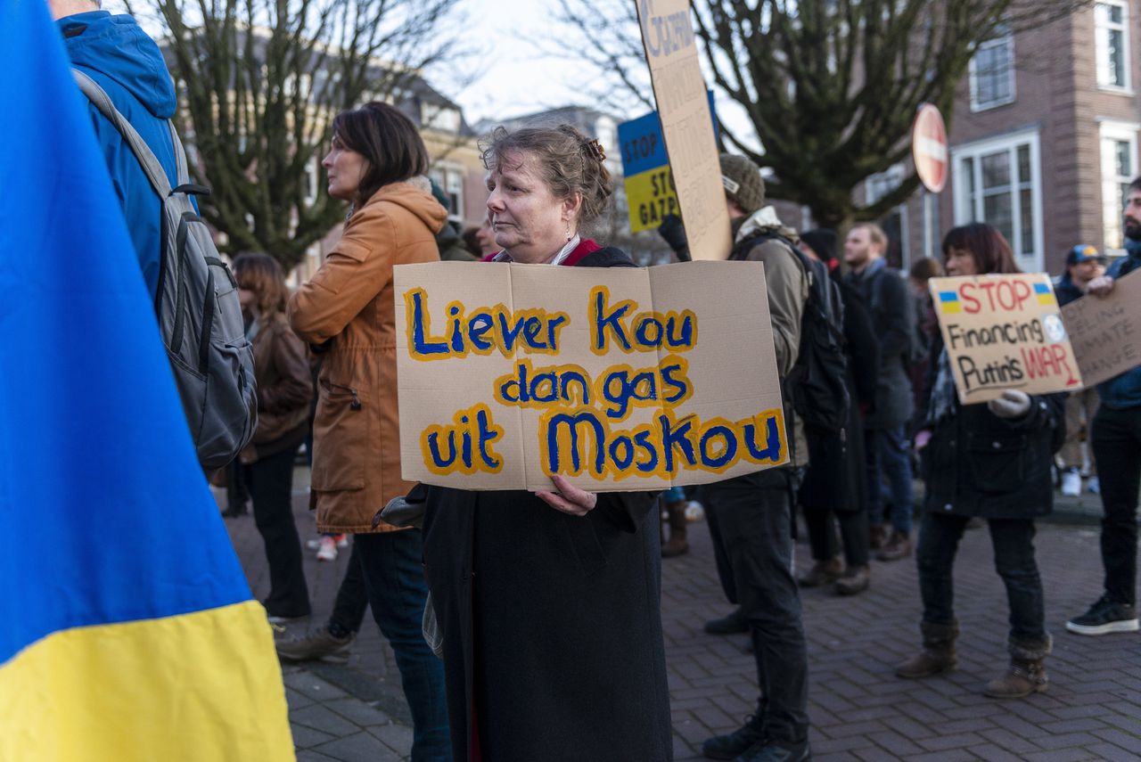 Demonstranten bij het gebouw van Gazprom op het Museumplein in Amsterdam.