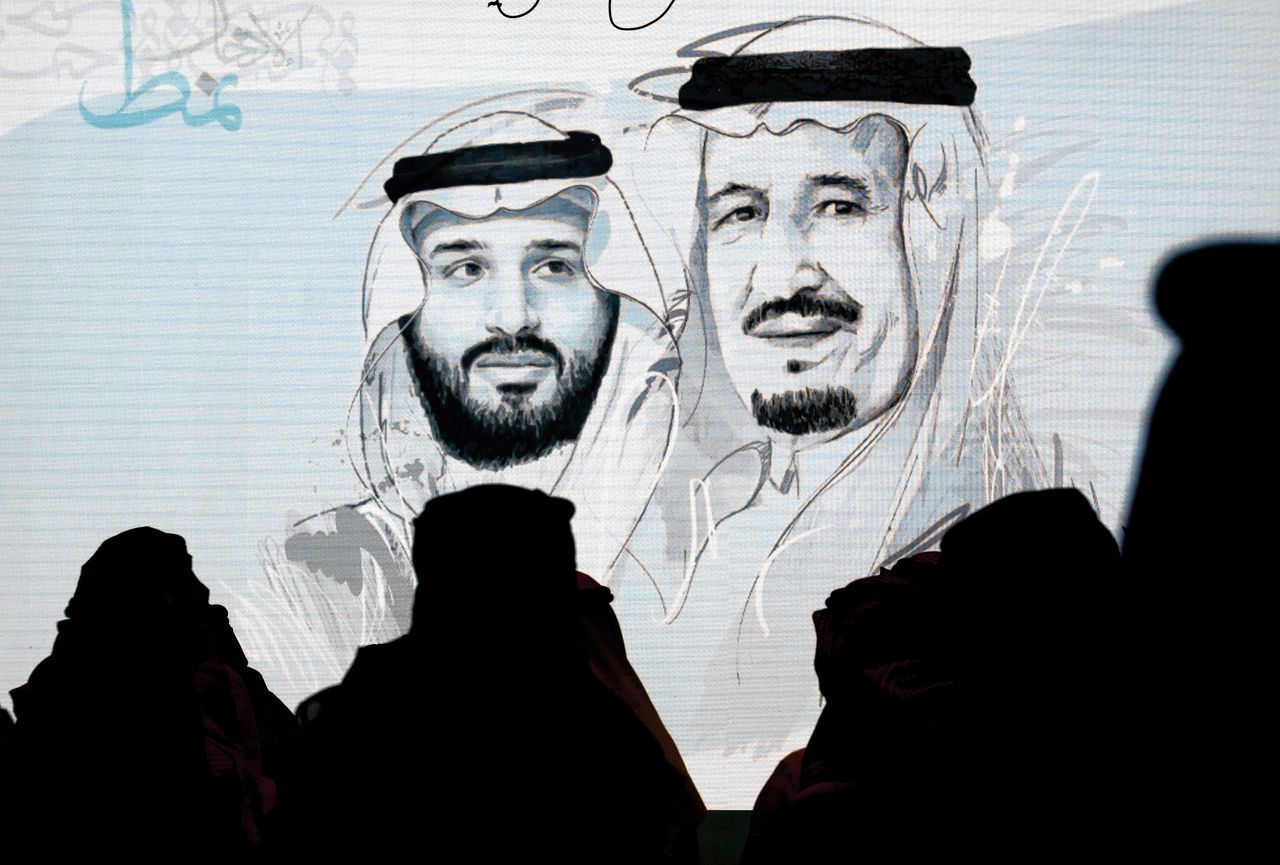 Beeltenis van de Saoedische koning Salman (rechts) en kroonprins Mohammed bin Salman.