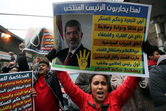 Aanhangers van oud-president Mohammed Morsi protesteren tegen zijn detentie in Kairo. De ex-president wordt nu ook aangeklaagd voor samenzwering met buitenlanders naast de aanklacht voor het aanzetten tot moord en geweld.