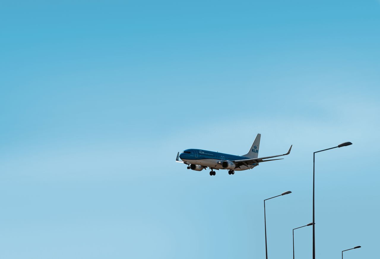 Een vliegtuig van KLM kort voor de landing op de luchthaven van Lissabon.