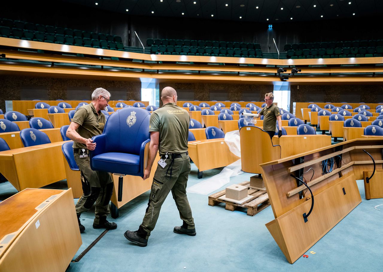 De stoelen in de plenaire zaal van de Tweede Kamer worden vrijdag gedemonteerd in de plenaire zaal. Tijdens het zomerreces verhuist de Tweede Kamer wegens een verbouwing van het Binnenhof tijdelijk naar het voormalige ministerie van Buitenlandse Zaken aan de Bezuidenhoutseweg in Den Haag.
