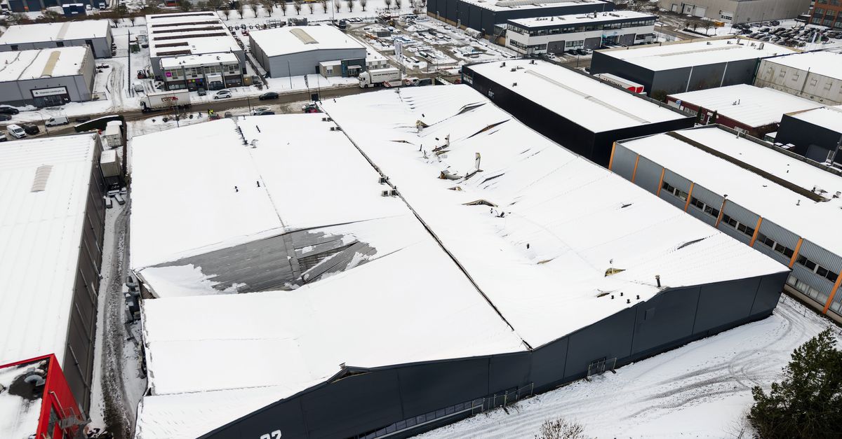 雪のため、スポーツホールやIKEAなどの平らな屋根の建物は閉鎖されています。 「今後数日間の天候によるさらなるリスク」