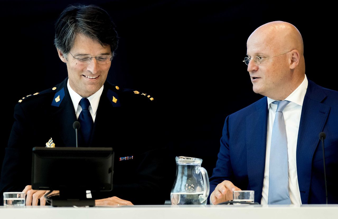 Korpschef Erik Akerboom en minister Ferd Grapperhaus van Justitie en Veiligheid tijdens een toelichting op de uitwerking van de investeringen uit het Regeerakkoord en het meerjarenplan voor de politie.