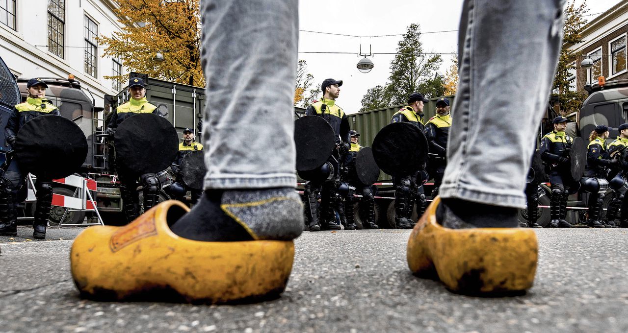 Een afzetting in Den Haag waarmee de politie woensdag wilde voorkomen dat betogende boeren naar het Binnenhof zouden gaan.
