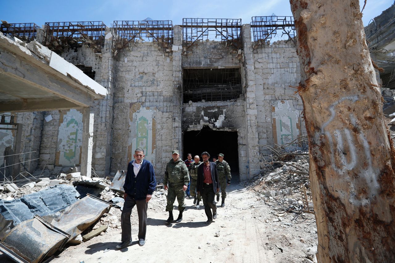 Russische militaire politie bij een wapenfabriek in Douma, waar de vermoedelijke aanval met chemische wapens heeft plaatsgevonden.