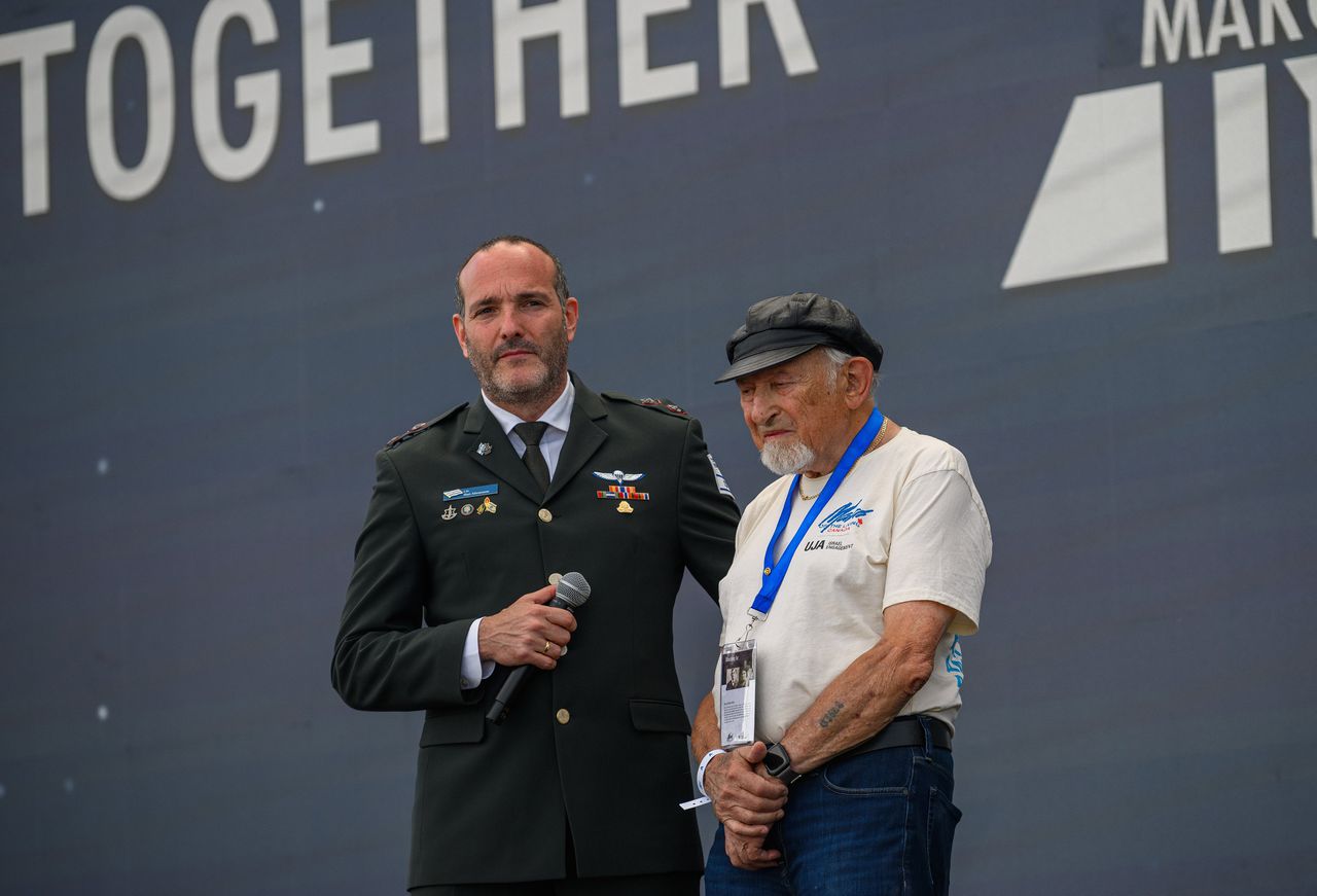 Kontroverzni izraelski pevec Shai Abramson bo nastopil v Concertgebouw