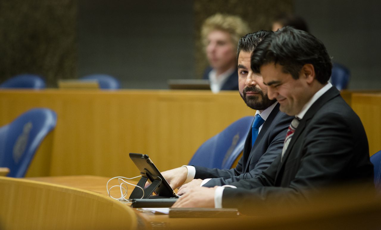 Selçuk Öztürk (L) en Tunahan Kuzu tijdens het vragenuur afgelopen dinsdag in de Tweede Kamer.