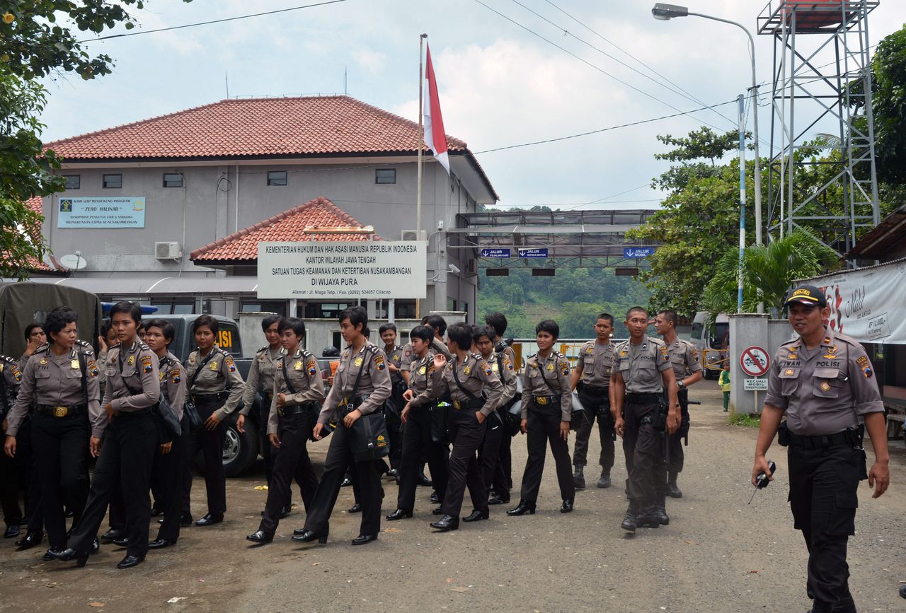 Politieagenten verlaten de gevangenis op het eiland Nusa Kambangan in Indonesië waar de twee Australiërs samen met negen anderen wachten op hun executie.