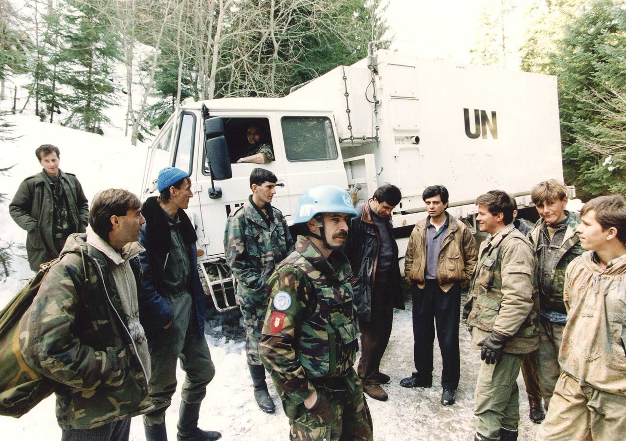 Moslimstrijders bij Dutchbat-militairen in de begintijd van de missie in Srebrenica.