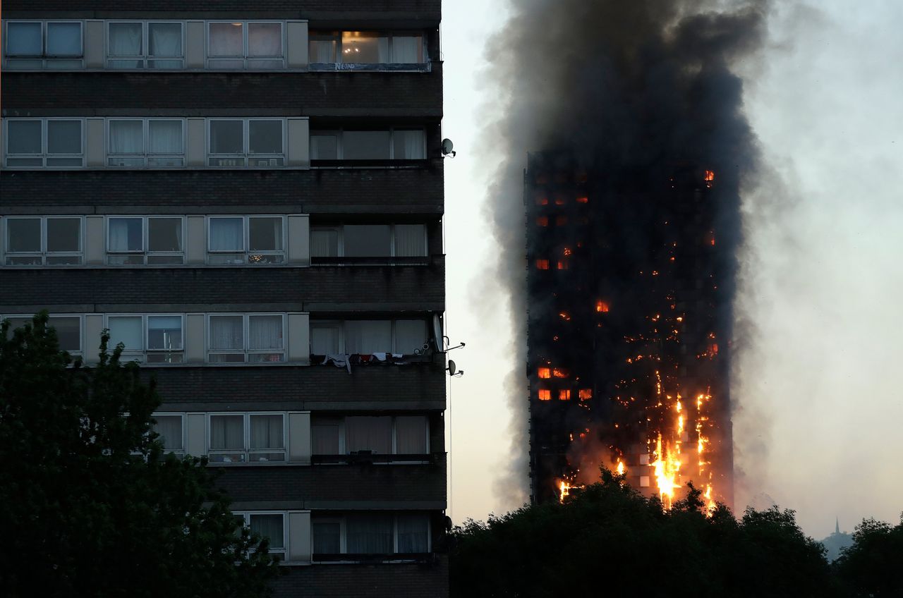 ‘Ruim driehonderd Britse flats lopen risico op Grenfell-achtige brand’ 