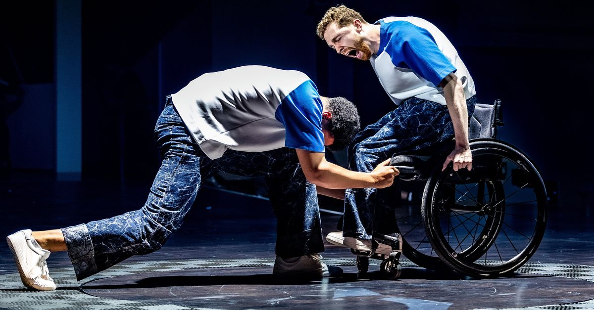 In deze dynamische voorstelling in Carré besef je: ik had eigenlijk nog nooit een musicalacteur in een rolstoel gezien