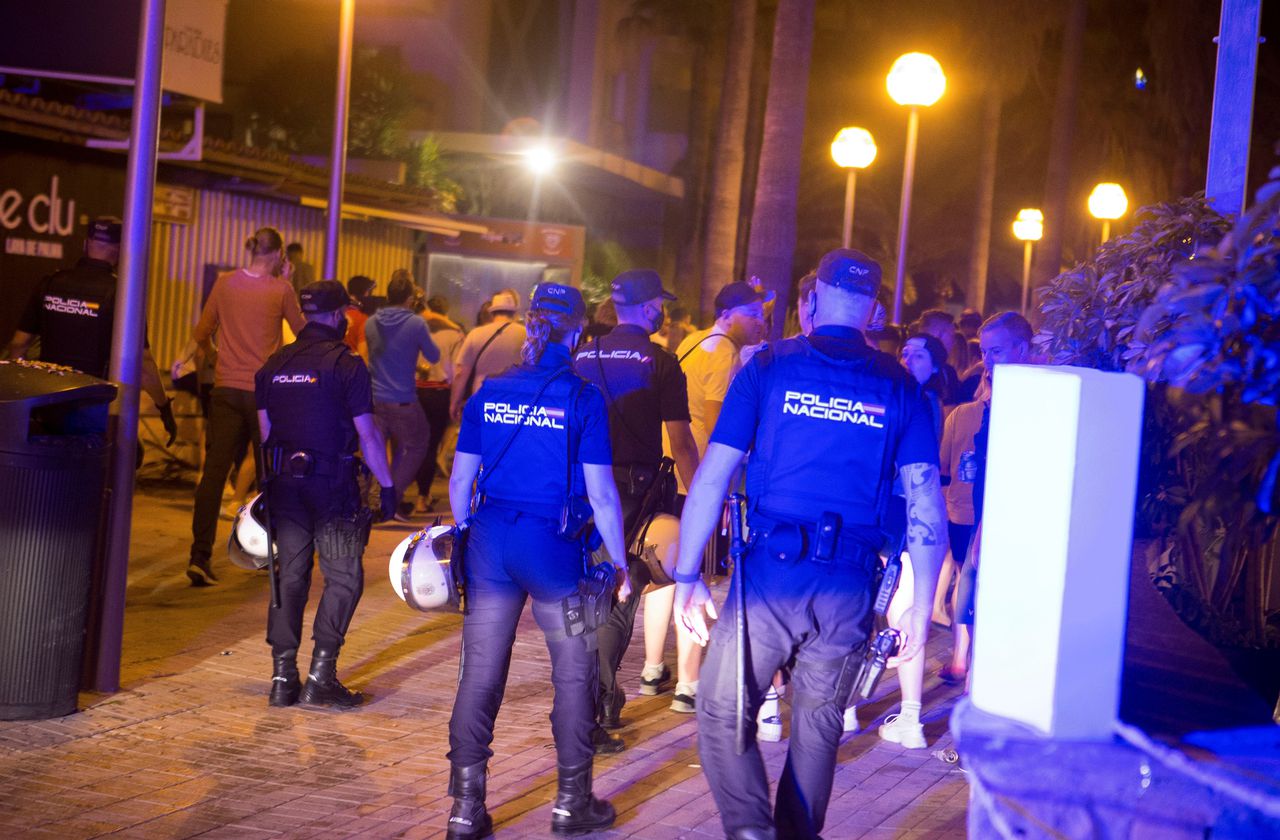 Politieagenten aan het werk op Mallorca.