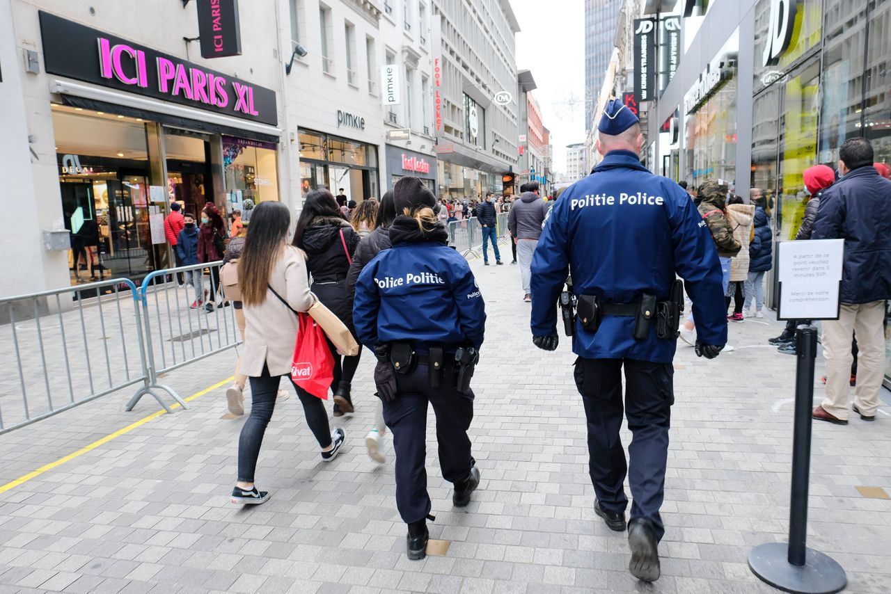 Agenten patrouilleren in een winkelstraat in de Belgische hoofdstad Brussel.