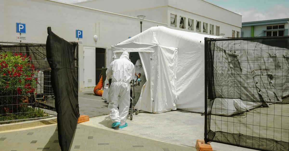 Om het kwartier rijdt er een ambulance het terrein op van het Curaçao Medical Centre (CMC) in Willemstad.