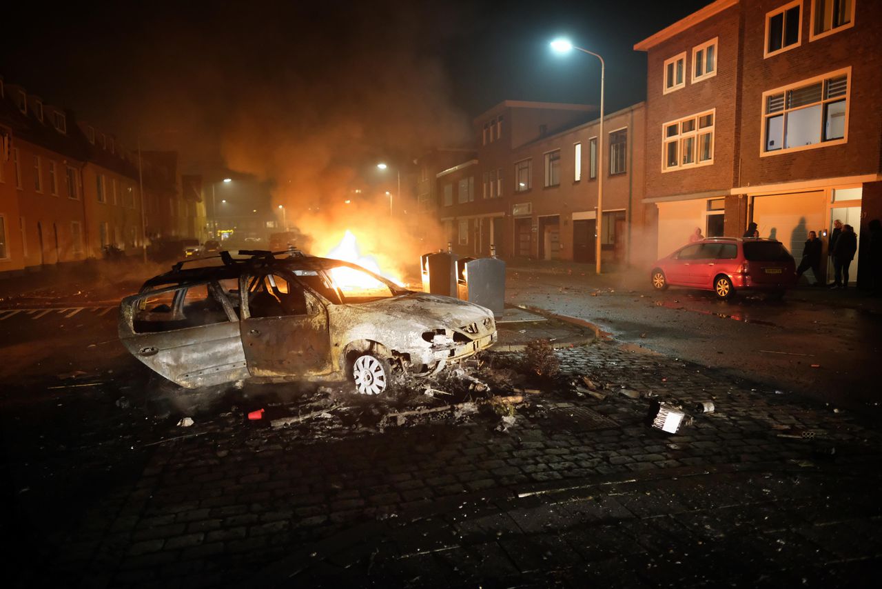 Een uitgebrande auto in Den Haag op oudejaarsdag.