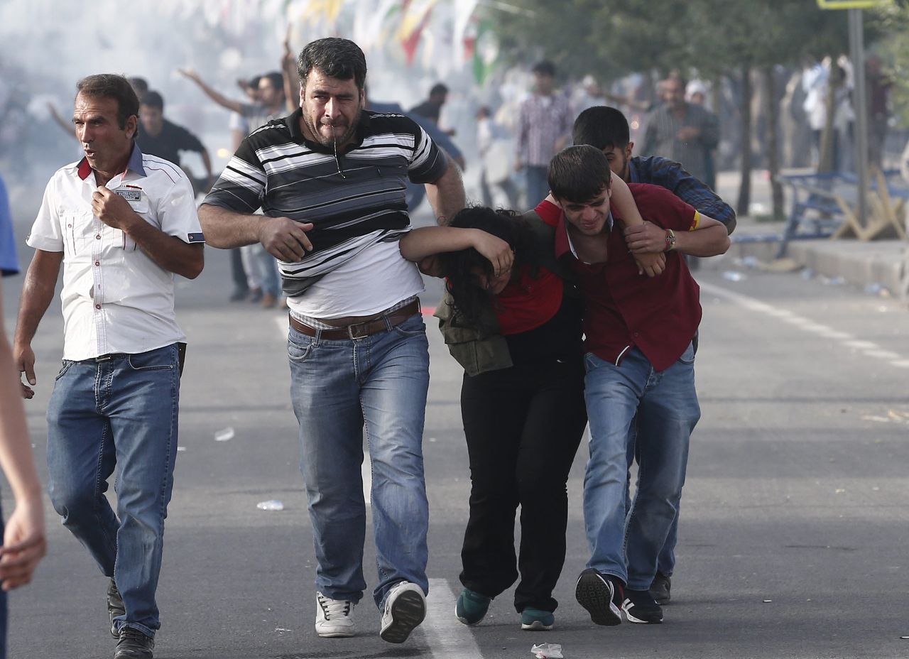 Mensen rennen weg na de explosie bij een Koerdische partijrally in Turkije.