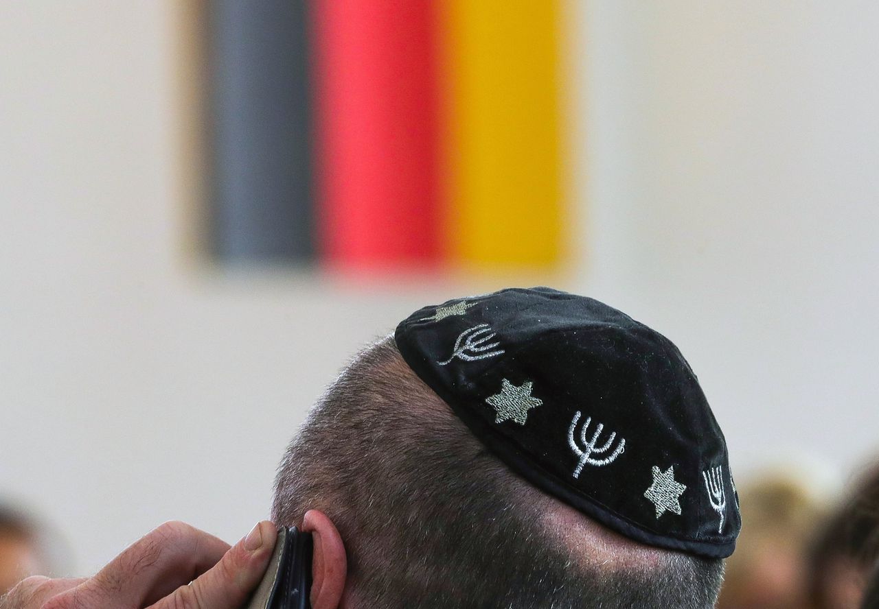 Een Joodse man met een keppeltje in Frankfurt.